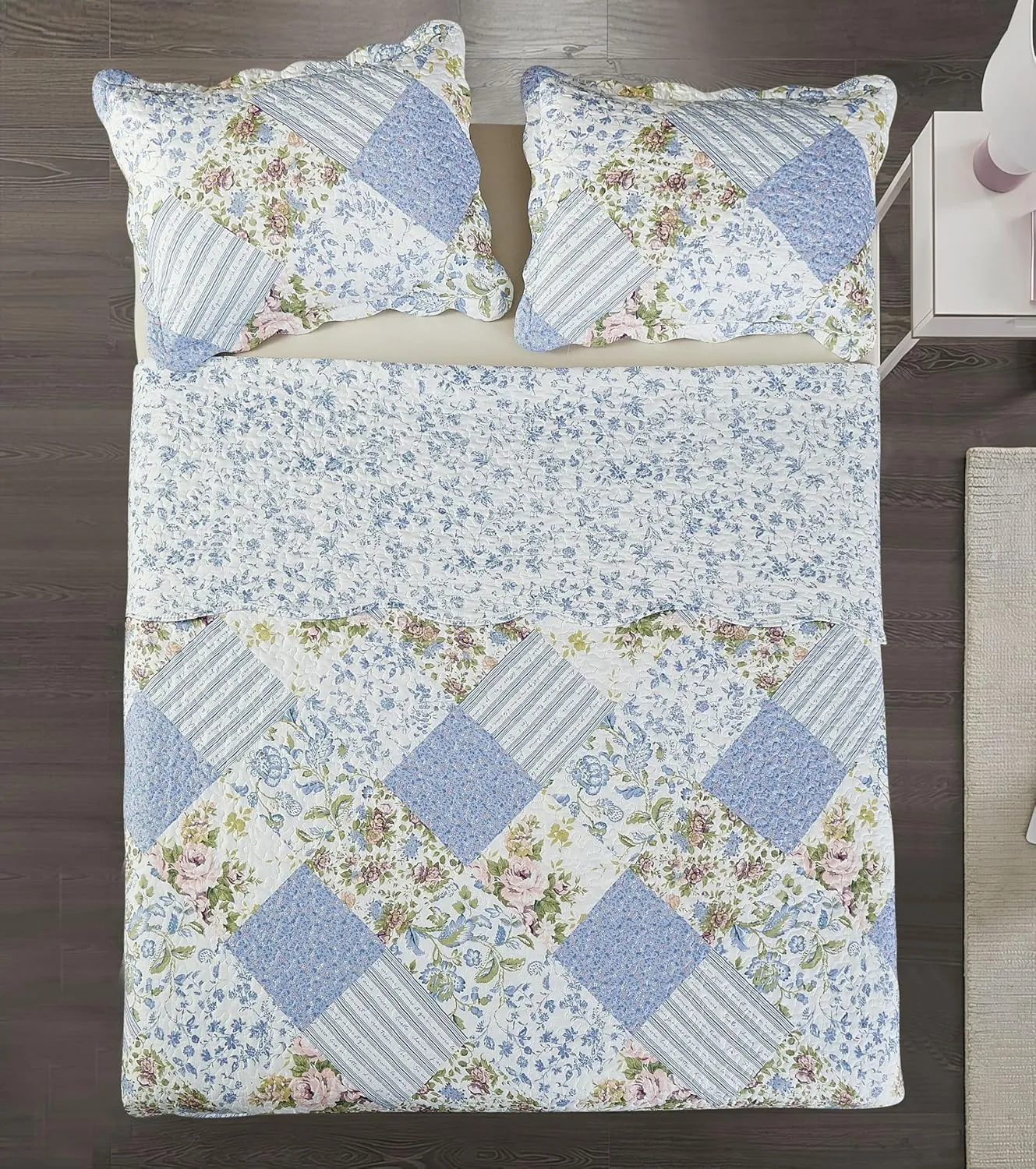 Brilliant Sunshine Blue Rose Patchwork, 3-Piece Quilt Set with 2 Shams, Reversible Bedspread, Soft Lightweight Coverlet, All-Season, Full/Queen, Blue Rose