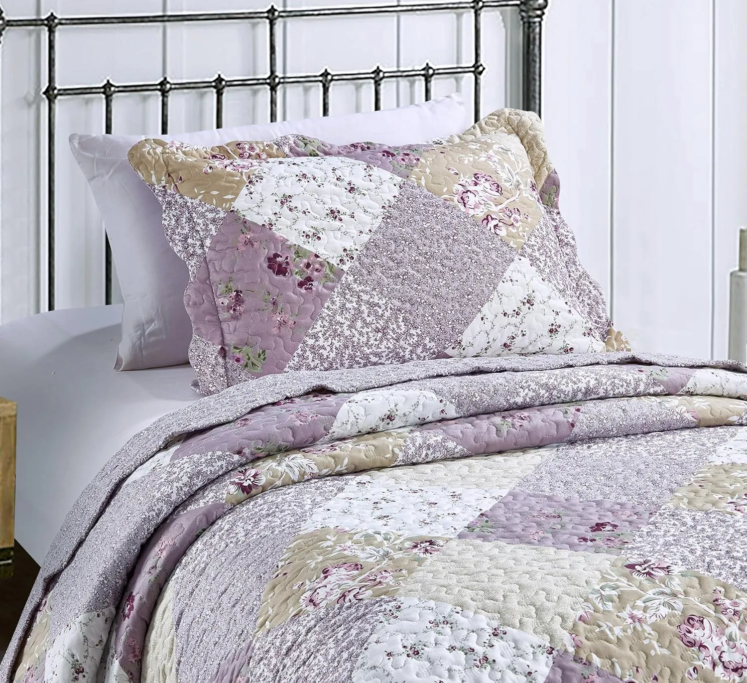 Brilliant Sunshine Lilac and Beige Rose Quilt Set, 2-Piece Bedding Sets with 1 Sham, Patchwork Design, Washable and Reversible Bedspread, Soft Lightweight Coverlet, All-Season, Twin/Twin XL
