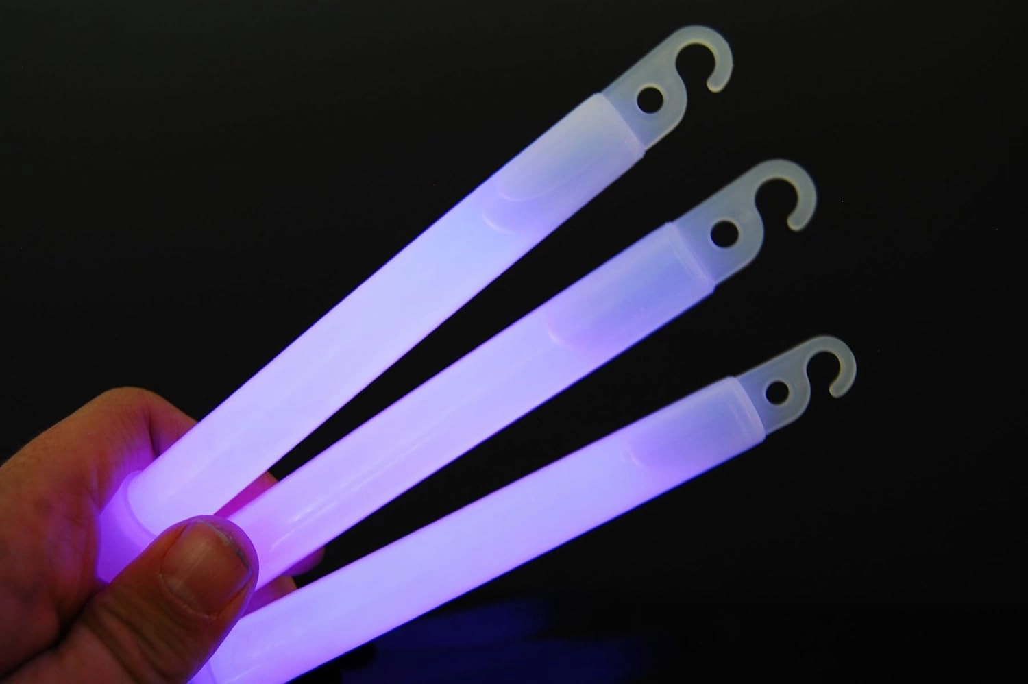 DirectGlow 6 inch 15mm Premium Bright Neon Glow Sticks with Lanyards Glow Party Supply Birthday Holiday 10-12 Hour Glow (Purple, 100 Count)