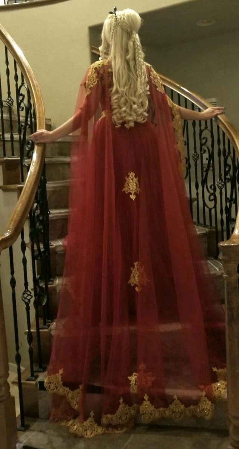 Kivary Gold Lace Vintage Long Prom Evening Dresses Wedding Gowns with Cape
