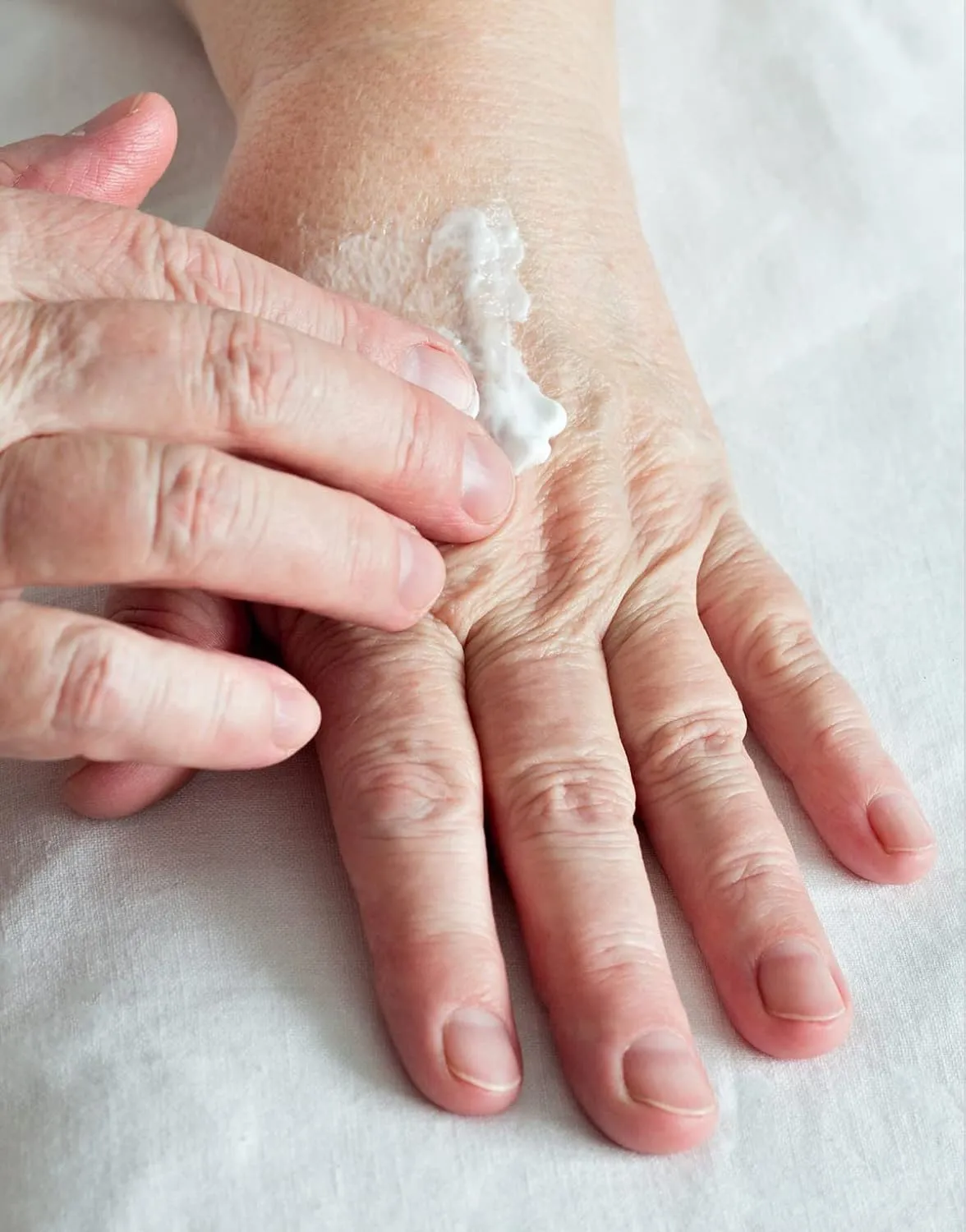 LifeCell Retinol   Vitamin C Overnight Hand Treatment (1.7 oz)