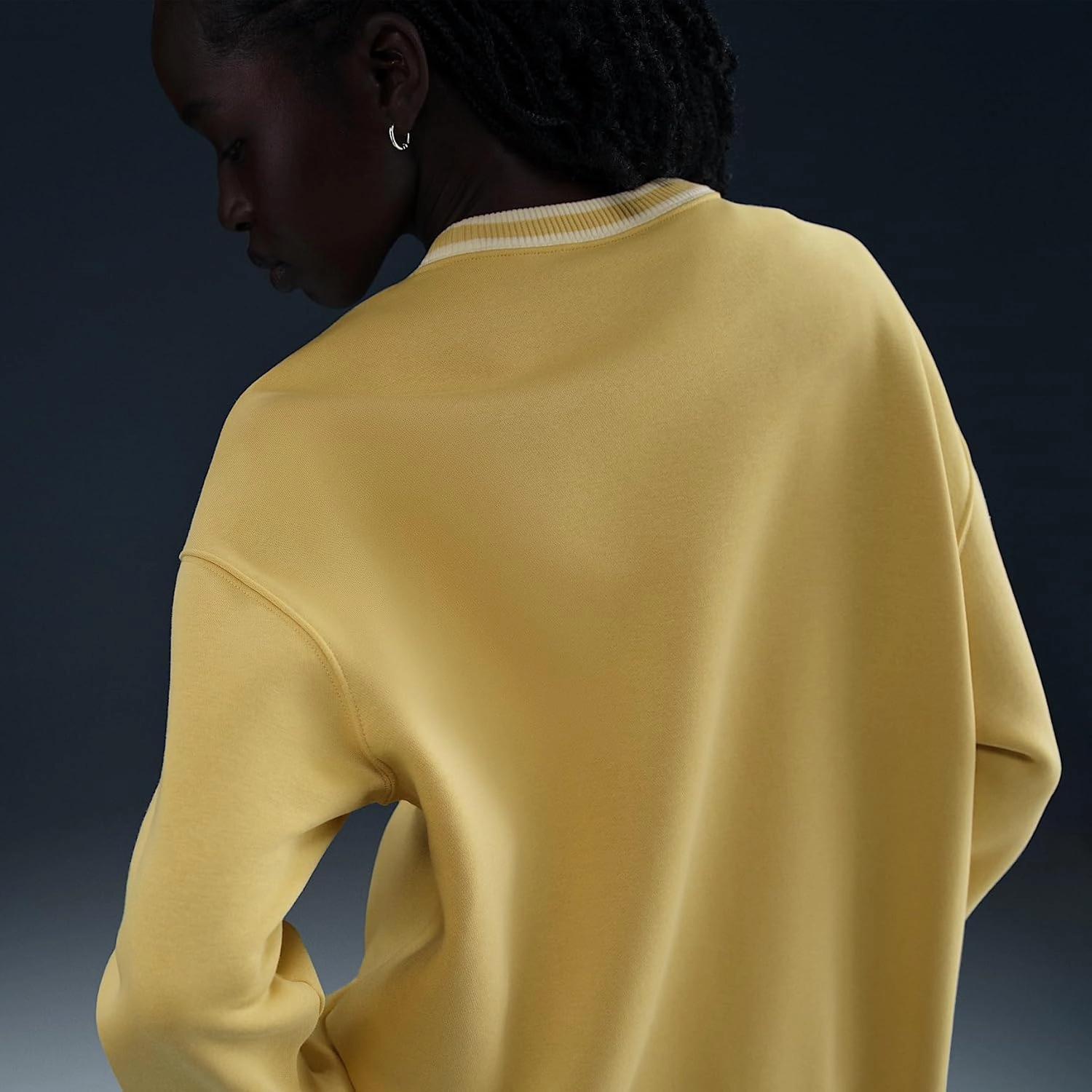 Nike Sportswear Phoenix Fleece Women's Oversized Graphic Crew-Neck Sweatshirt (HJ0949-700, Saturn Gold)