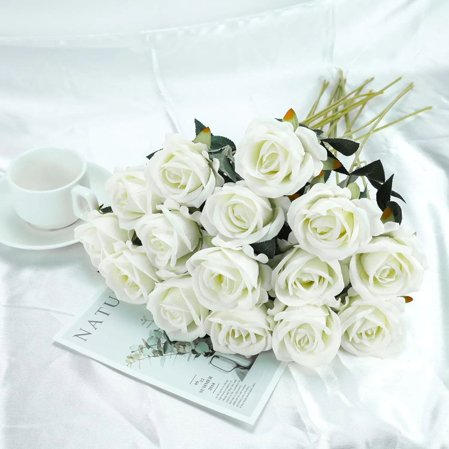 SITUMEIZI 15PCS White Artificial Roses Silk Flowers Fake Roses Realistic Bouquet Long Stem with Gift Box for Mother's Gift Day Home Party Wedding Decorations
