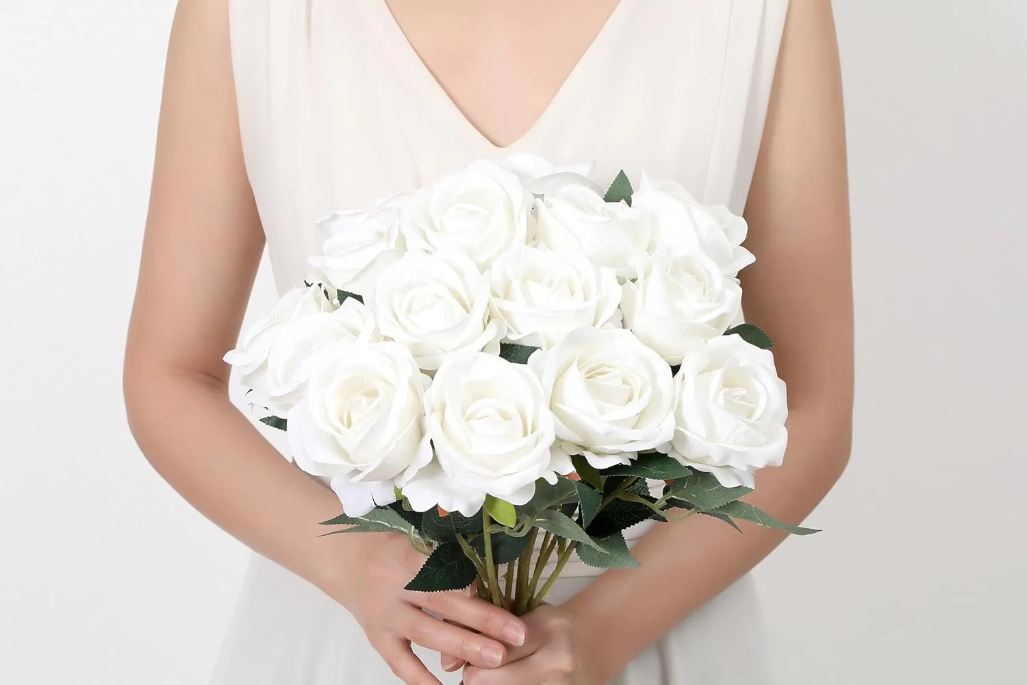 SITUMEIZI 15PCS White Artificial Roses Silk Flowers Fake Roses Realistic Bouquet Long Stem with Gift Box for Mother's Gift Day Home Party Wedding Decorations