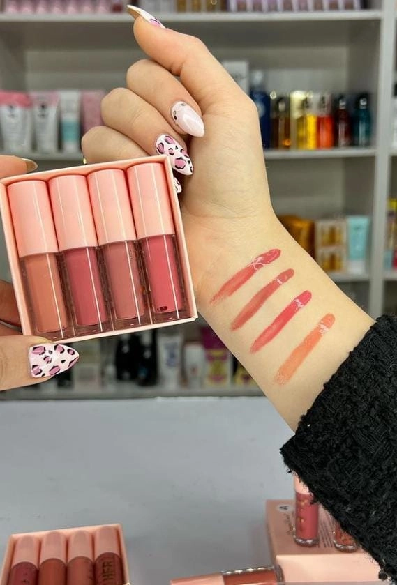 Unique assortment Shiny pack 4 of Ergonomic Nude lipgloss