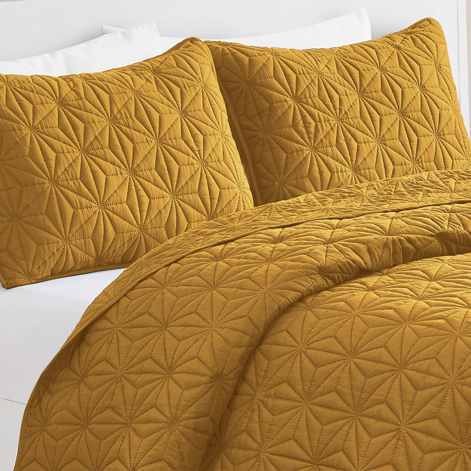 VCNY Home - Quilt Set, Soft Bedding with Matching Shams, Dorm Room Essentials, Use As Bedspread or Throw Blanket (Kaleidoscope Gold, Full/Queen)