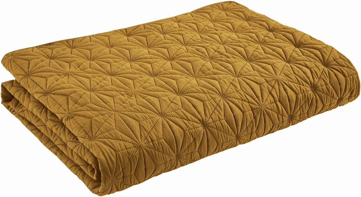 VCNY Home - Quilt Set, Soft Bedding with Matching Shams, Dorm Room Essentials, Use As Bedspread or Throw Blanket (Kaleidoscope Gold, Full/Queen)