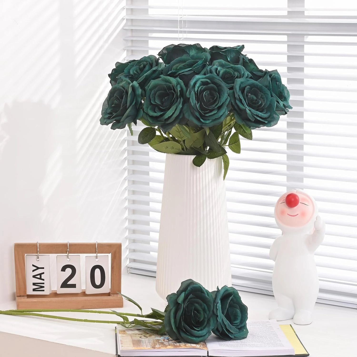 Waipfaru 16 Pcs St Patricks Day Roses, Long Stem Fake Roses Artificial Flowers, Silk Flowers for Valentines, Roses Bouquet Peacock Green Home Decor