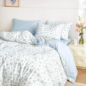 Wake In Cloud - Floral Comforter Set, Coquette Cottagecore Aesthetic Flower Shabby Chic Pattern for Women Teen Girls, Soft Lightweight Bedding, 3 Pieces, White Blue, Queen Size