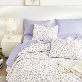 Wake In Cloud - Floral Quilt Set, Coquette Cottagecore Shabby Chic Flower Pattern for Women Teen Girls, Reversible Lightweight Bedspread Coverlet, 3 Pieces, White Purple, Queen/Full Size